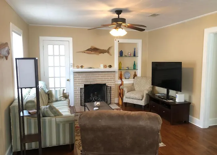 Calypso In East Hill Neighborhood ! Holiday home *
