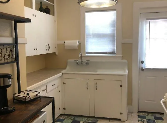 Calypso In East Hill Neighborhood ! Holiday home *