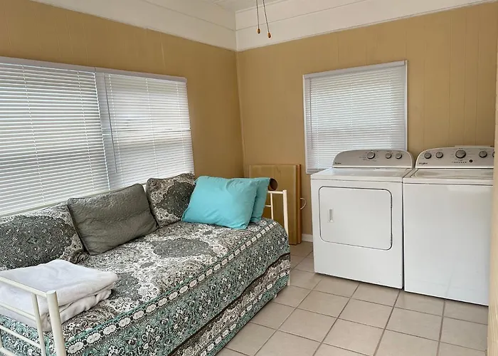 Calypso In East Hill Neighborhood ! Holiday home *